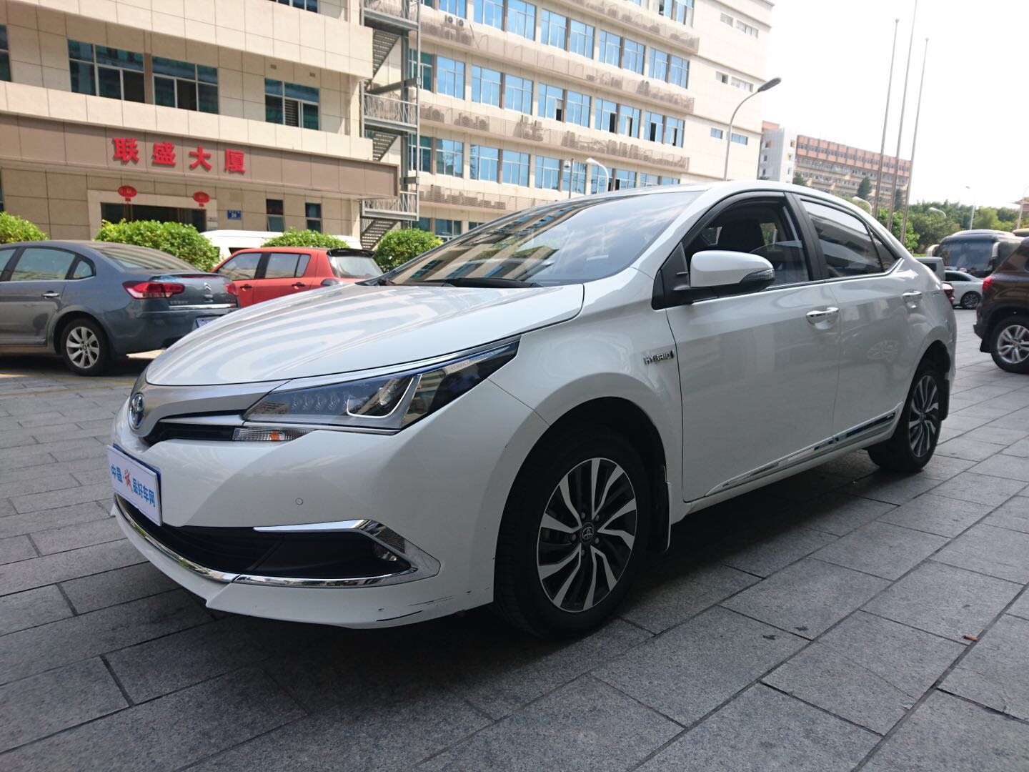 2017款 卡罗拉 改款双擎 1.8L CVT精英版